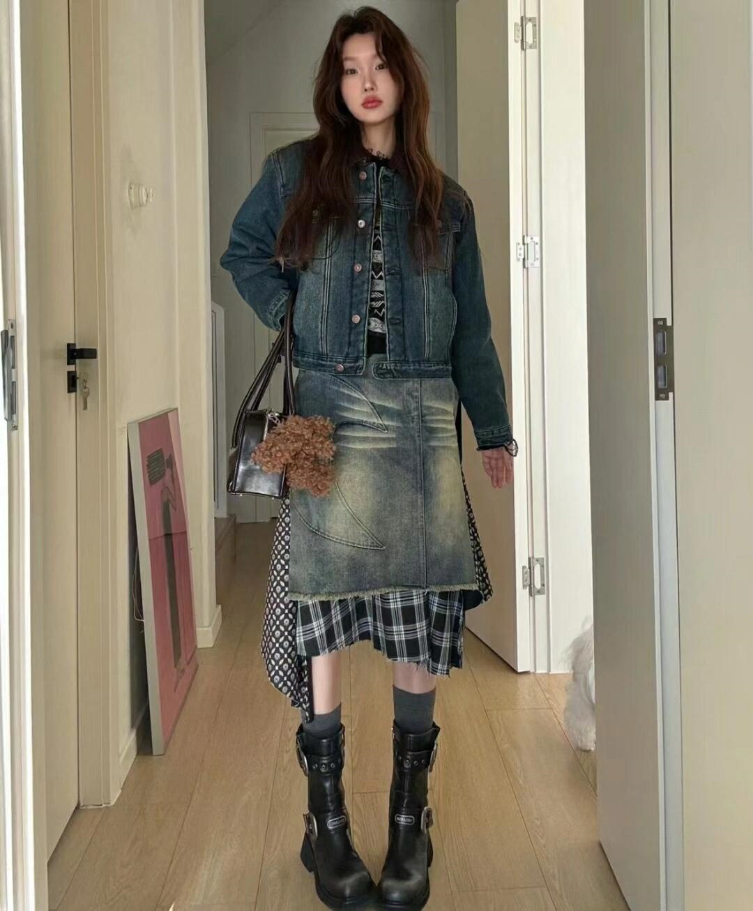 Stile da ciclista, progettato specificamente per le donne, realizzato in tessuto denim, con fibbie in metallo e vera pelle in stile western._voghion.com