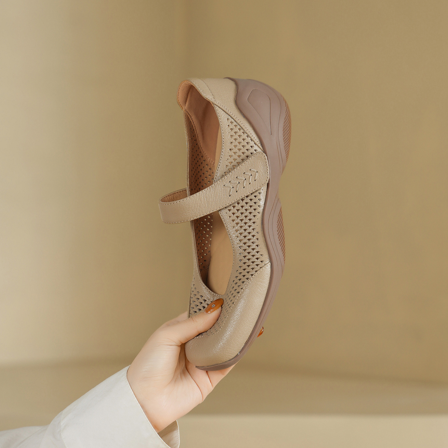 Giày sneaker nữ đế dày da cừu quai ngang lỗ rỗng — màu trắng ngà chi tiết 2