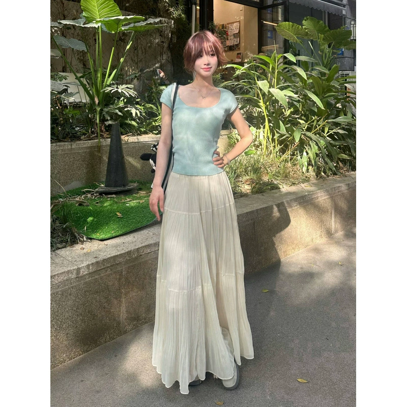 Летний легкий стиль соли: полный комплект женской новой трикотажной футболки 2025 года с плиссированной юбкой, утягивающий двухсоставной костюм