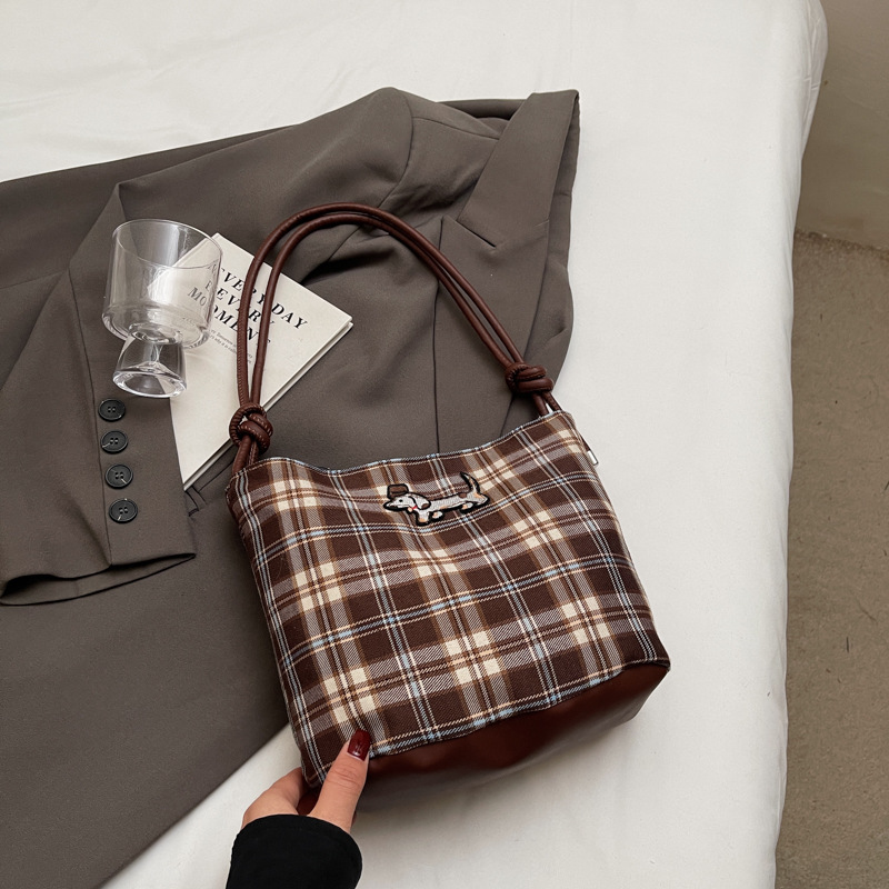 Otoño y invierno bolsos de mujer 2024 nuevo estilo retro cuadrado de moda ocio de gran capacidad de transporte de hombro bolso de cubo de moda