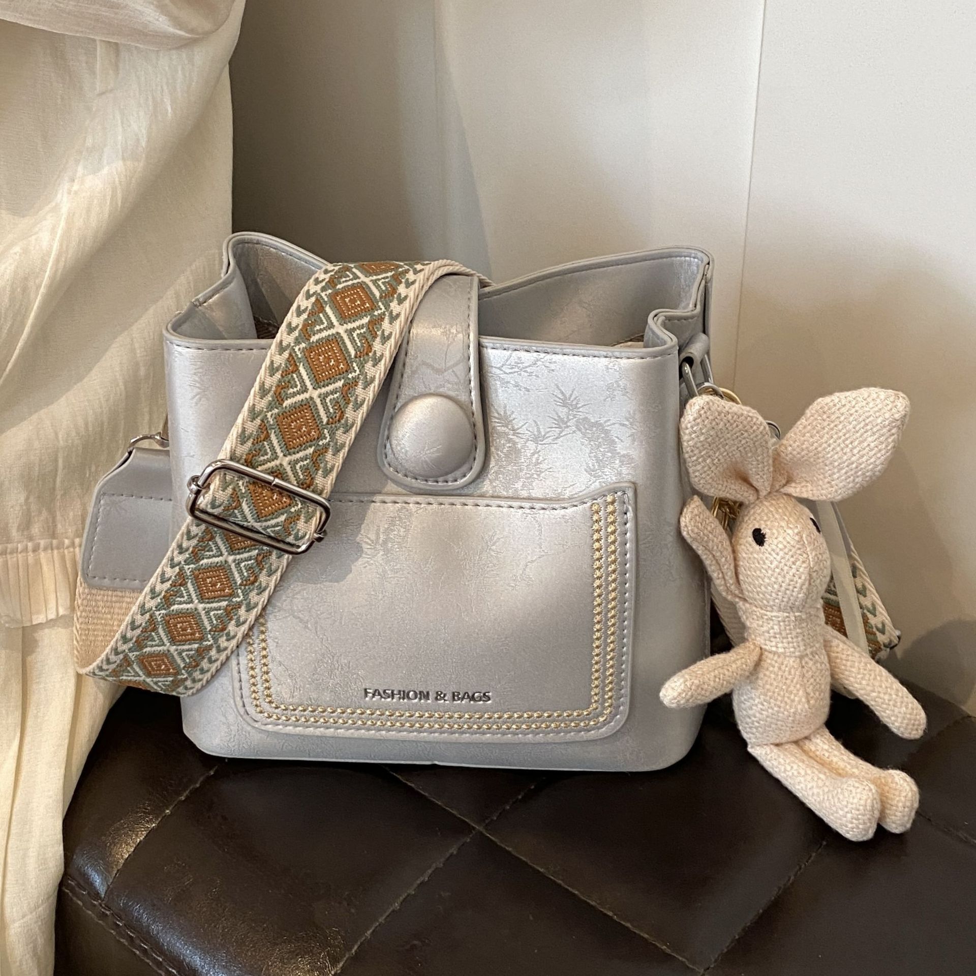 High end Korean version versatile hand-held bucket small for women's summer 2024 new wide shoulder strap crossbody bag_voghion.com