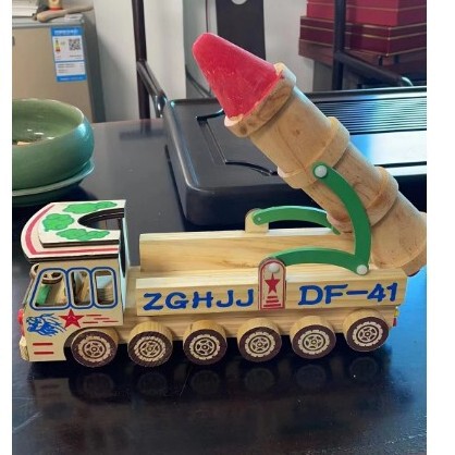 【木の車シリーズ】木のロケットの模型のおもちゃの新型の長征5号のロケットは子供のおもちゃを並べます。|undefined