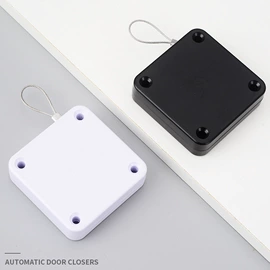 门碰、门吸;拉手;插销