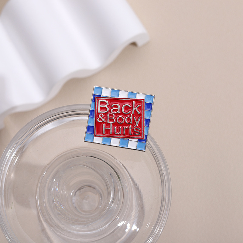 Dibujos animados personalizados letras inglesas carta cuadrada diseño de modelado de tarjetas moda todo fósforo ropa bolsa accesorios insignia