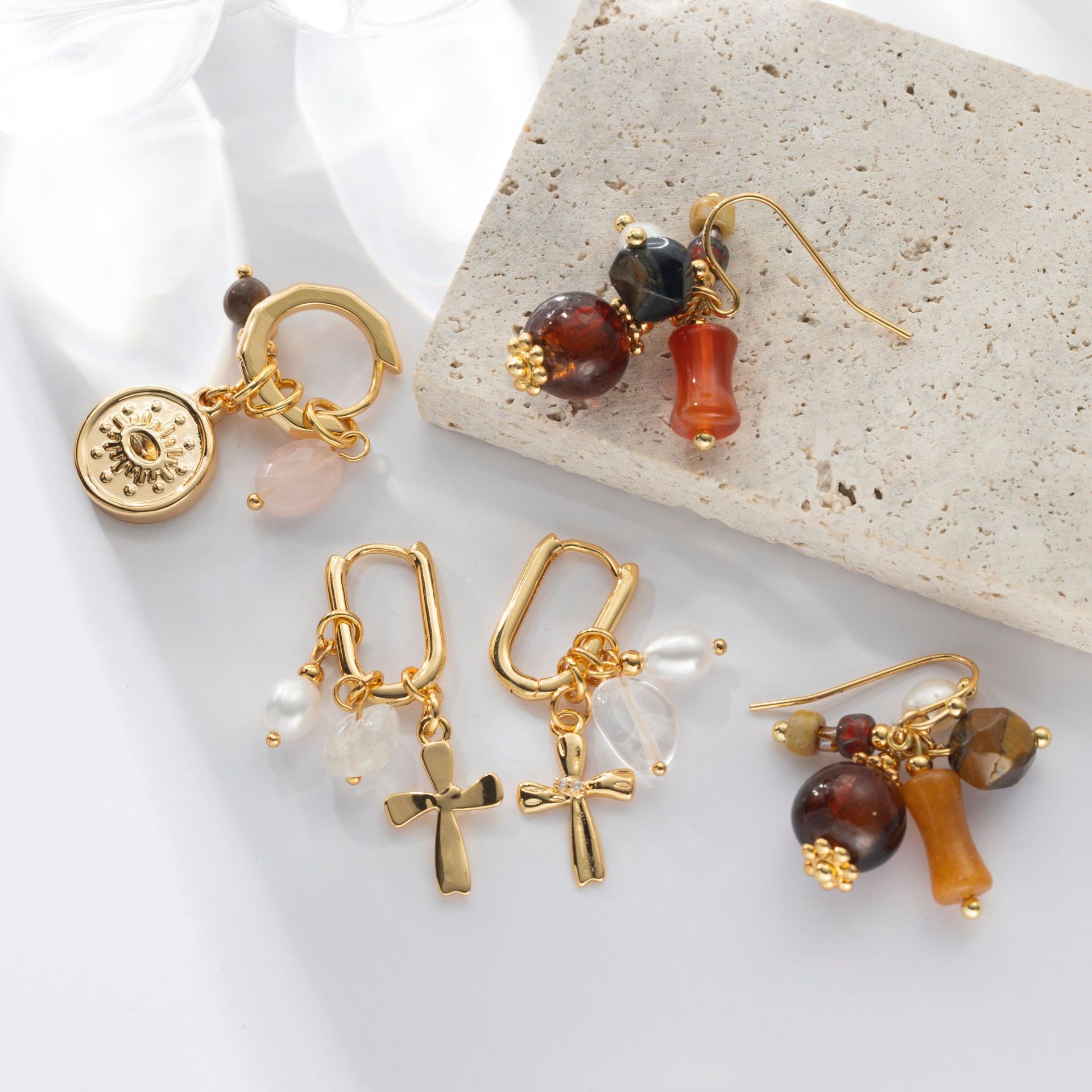 Nicho europeo y americano diseño de alta calidad DIY perla verdadera piedra natural galvanizado 18k oro real latón pendientes de cristal blanco mujer