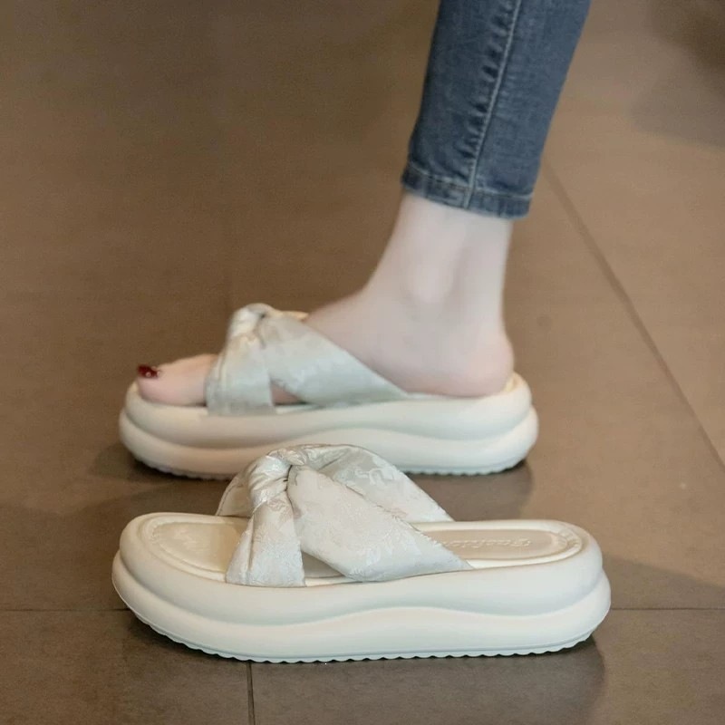 Bottom grueso	Zapatillas de verano para mujeres 2026 nuevo arco suave para aumentar la altura de una palabra zapatillas frías zapatillas frías