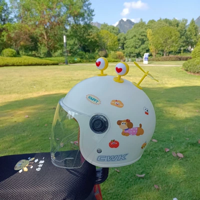 Windproof Helmet for 1-8 Years Old, Motosiklet kaskı (dəbilqə) - off-white-and-long-yellow-heart-eyes-yellow-windmill-1-8-years-old-happy-dog-winter-helmet