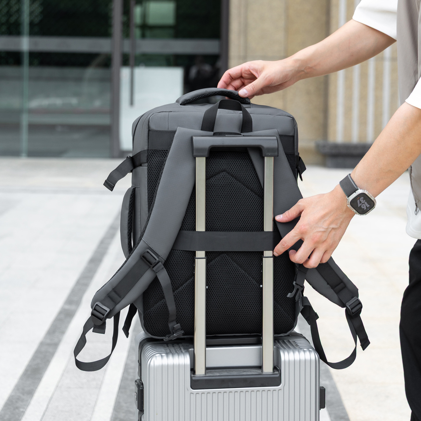 Mochila USB de gran capacidad simple de color sólido colgante barra de tracción bolsa de embarque de viaje a prueba de agua de gran capacidad mochila de computadora