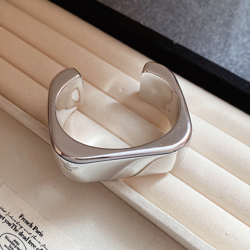 Pulsera abierta de onda transfronteriza europea y americana, pulsera de estilo frío exagerada de nicho, joyería de alta gama de lujo ligero de moda al por mayor