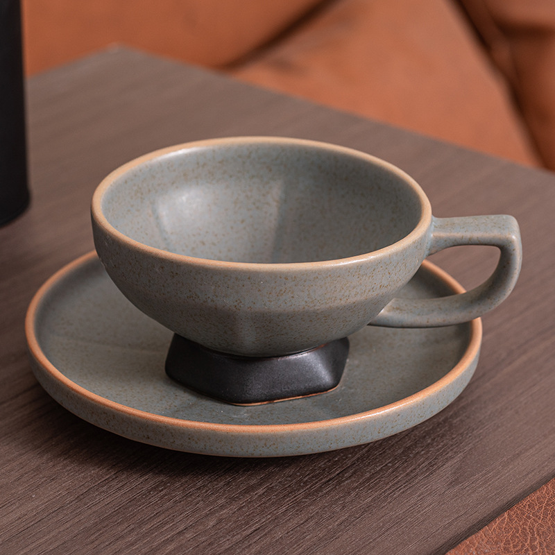 Tazas de café de pies altos y platos de cerámica gruesa retrógrada de alta calidad exquisita hermosa taza de té de la tarde simple y creativa de latas