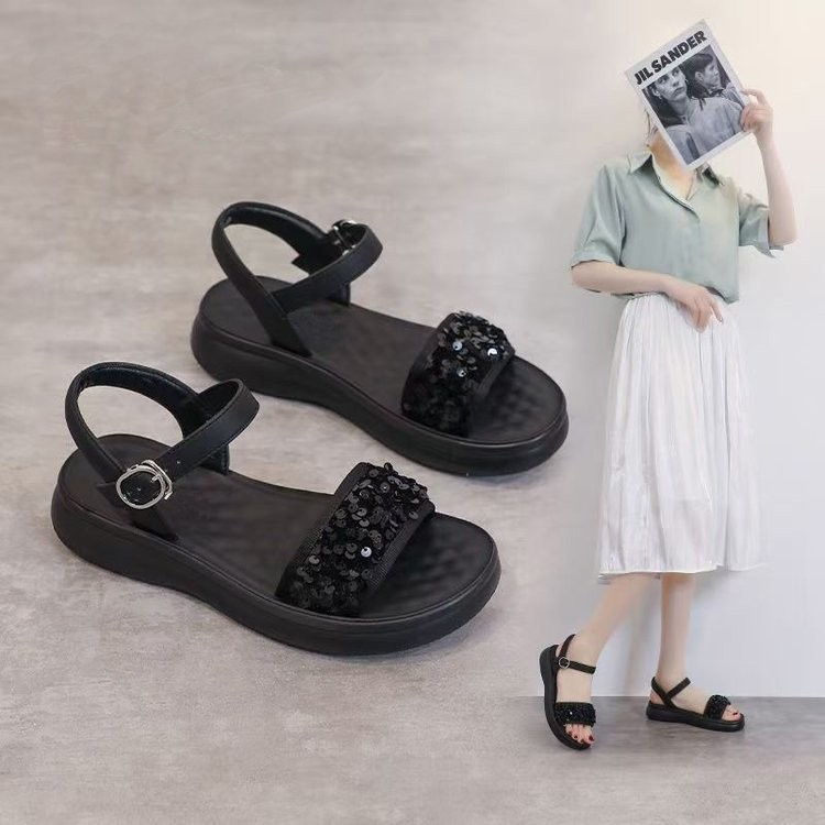 Sandalias de sequilla para mujeres verano 2026 nuevo red red un botón de botón para usar una base suave plana con una base gruesa antideslizante zapatos de playa para mujeres