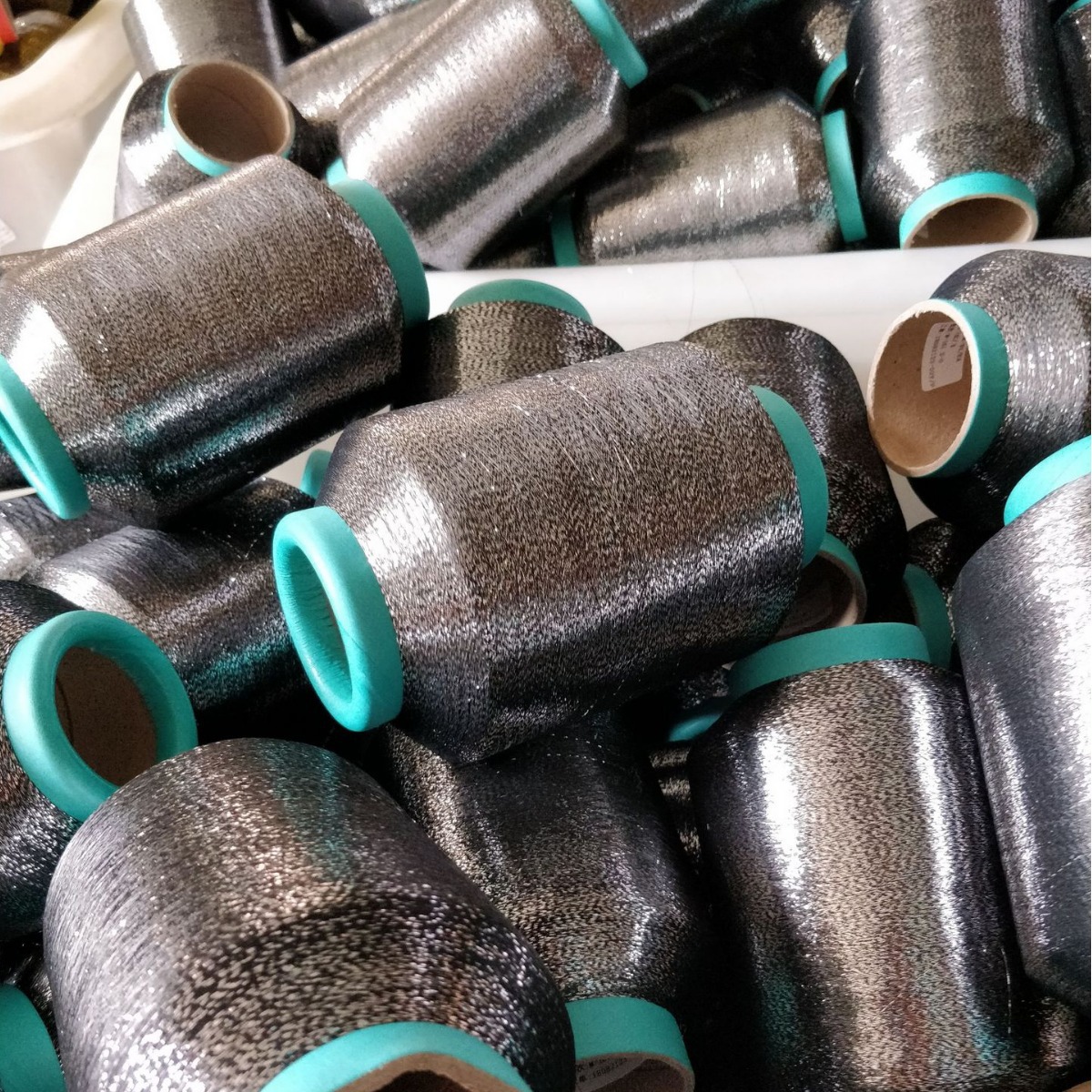 透明白扁丝S捻白涤纶线混纺纱深红亮片包红色涤纶丝混纺毛条纱线