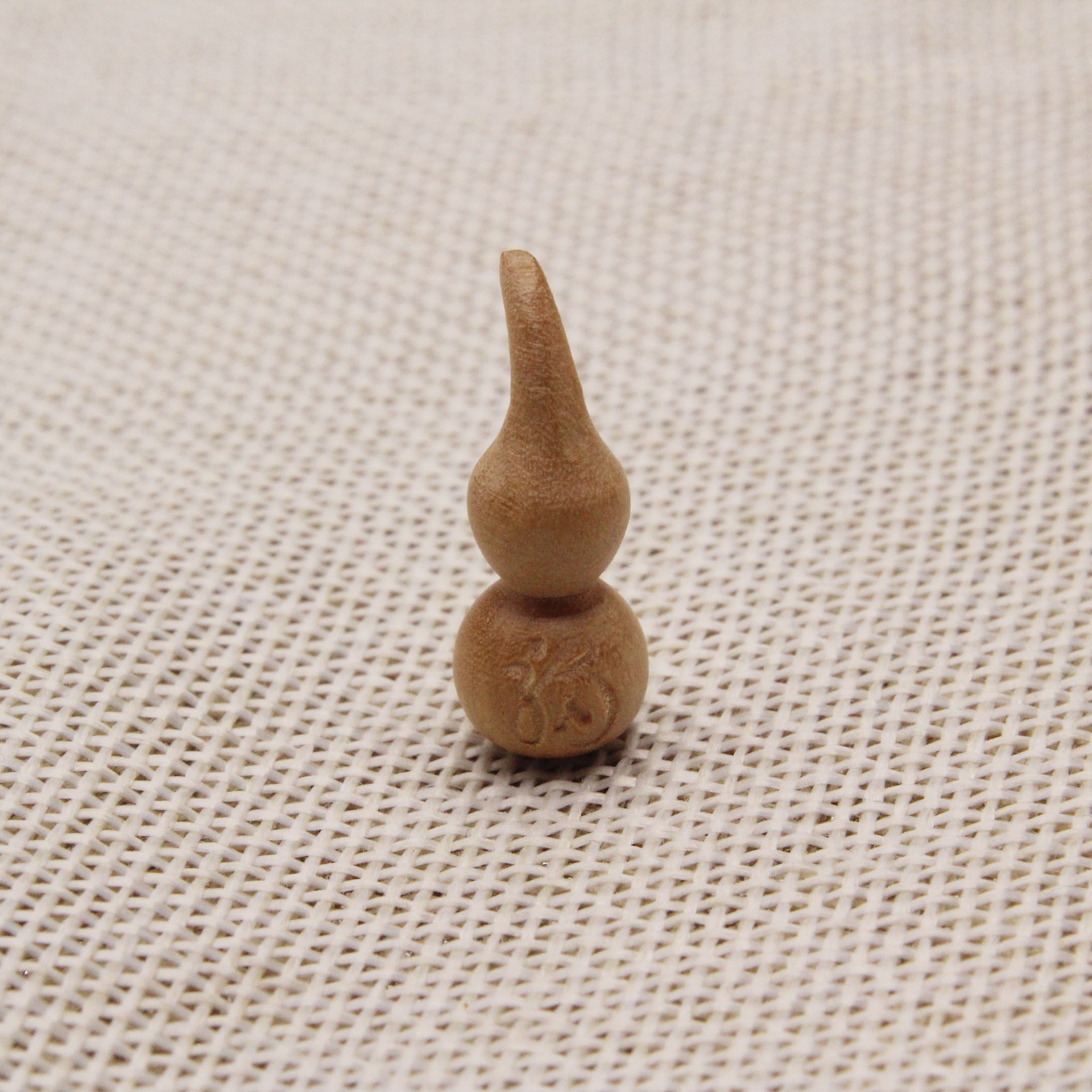 Light color small crooked handle gourd 25*10mm