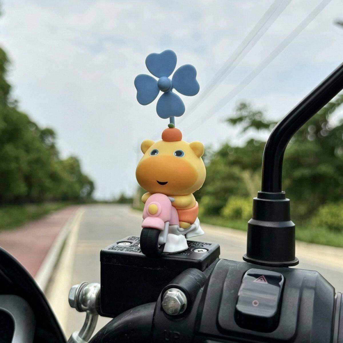 Electric vehicle decoration capybara Lulu rotating windmill, universal cute decorative toy pendant for bicycles and motorcycles