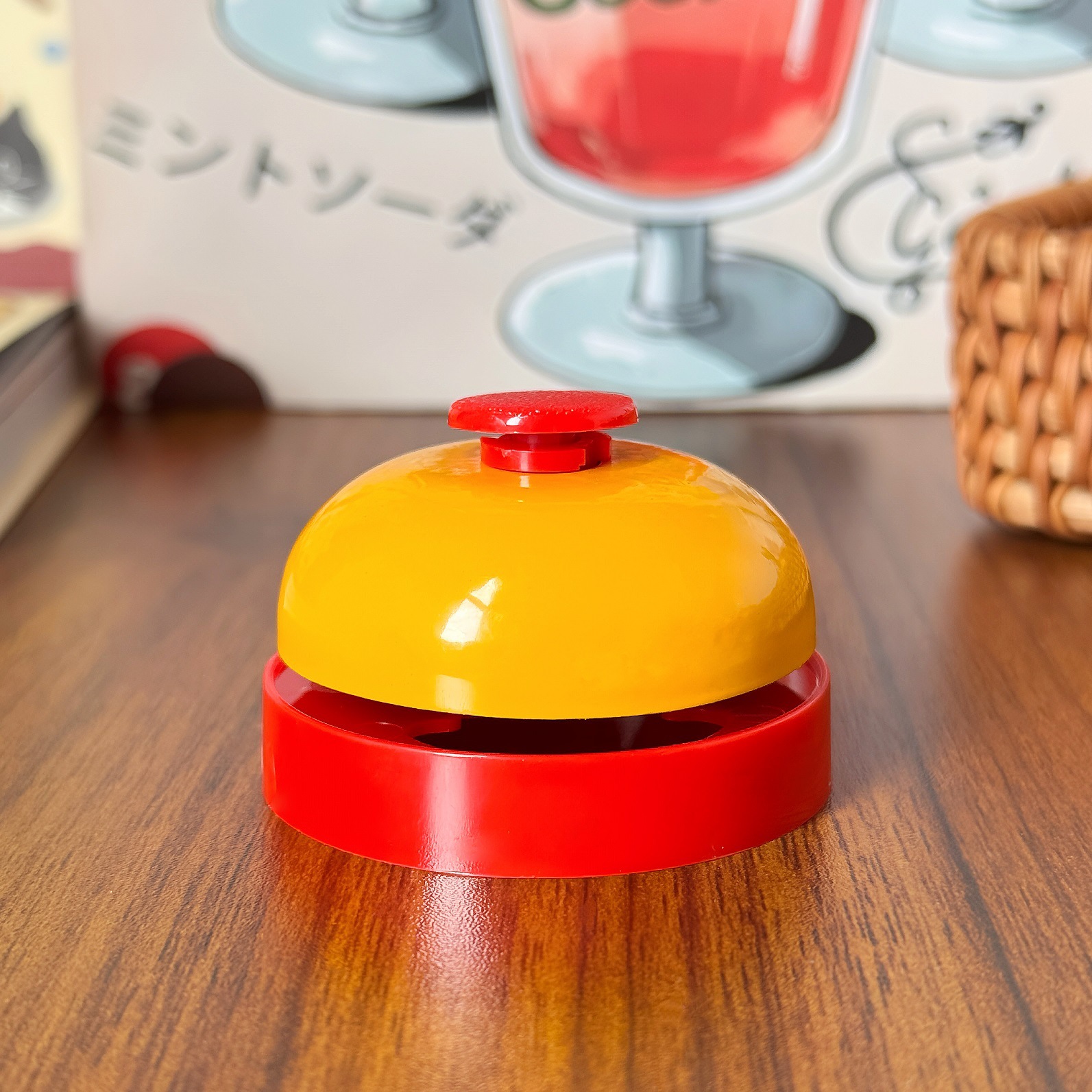 Yellow-red trumpet—dinner bell