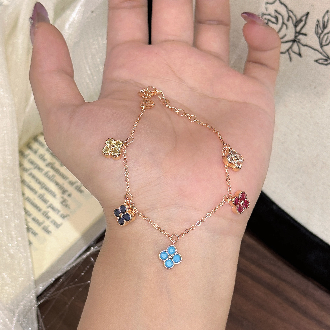 Populair op Xiaohongshu: Armband met dopaminekleurige diamanten en klavertje vier voor dames, lichte luxe, hoogwaardig, elegant._voghion.com