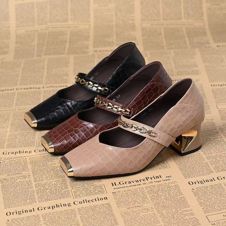 Zapatos de talón único transfronterizos superficiales de primavera y otoño nuevos zapatos de cuero suave de cadena metálica de un pedazo de talón medio de verano