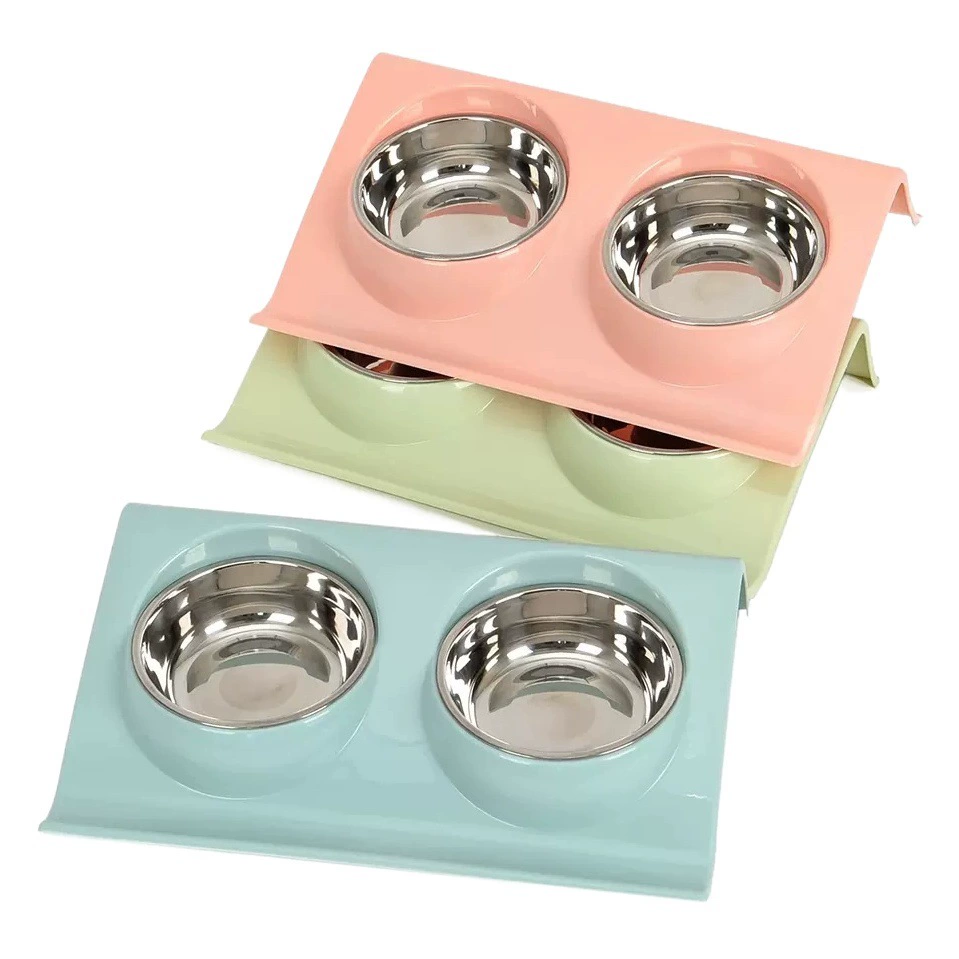 Кошачья миска с водой и пищей