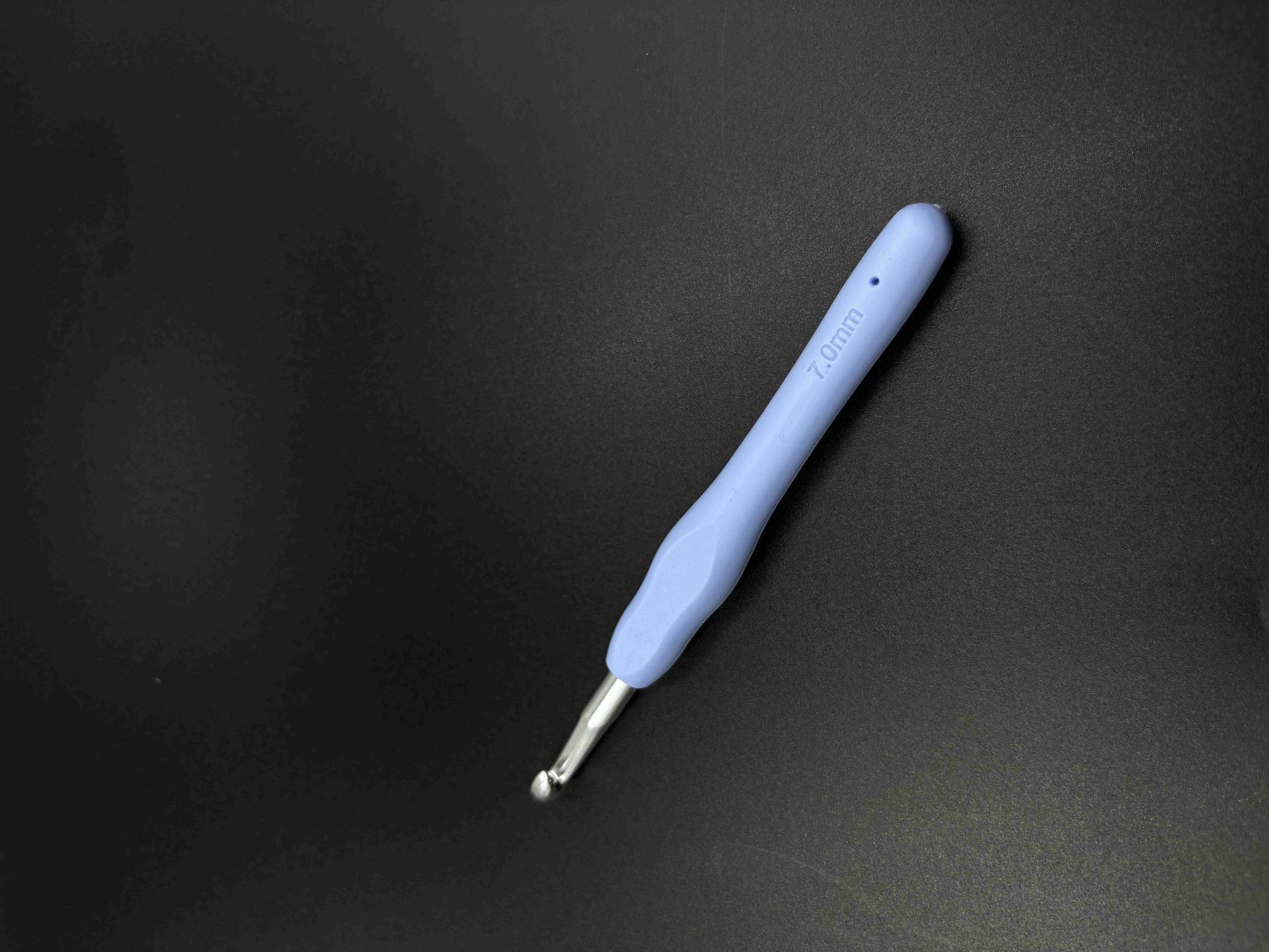 Venta caliente transfronteriza, ganchillo de mango suave de color, herramienta tejida a mano, ganchillo de aluminio de mango suave, fabricante de agujas de lana de silicona de alta calidad