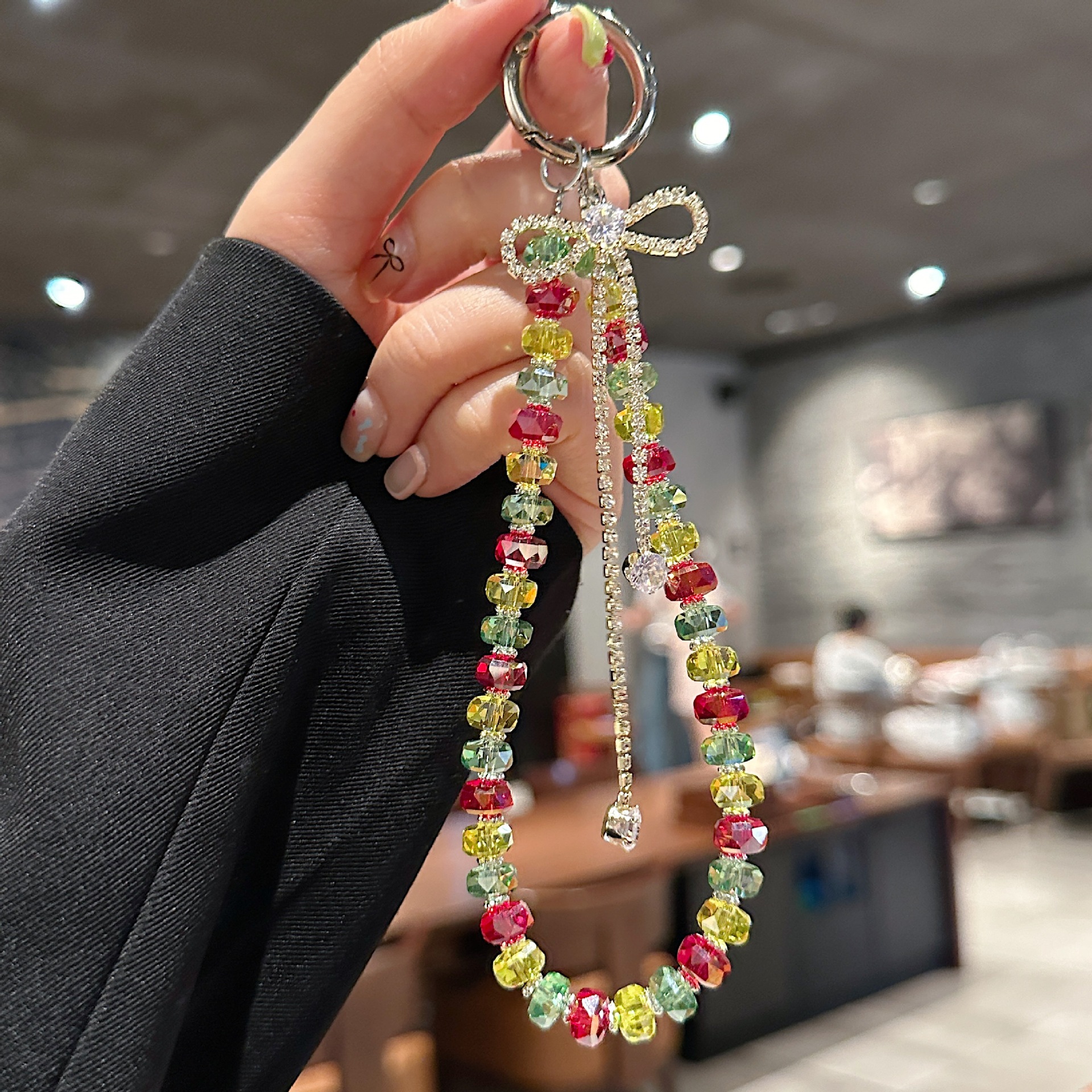 Boutique hecho a mano de alta gama para teléfono móvil cadena ins pulsera de diamantes de color femenino cordón de teléfono móvil de moda colgante de bolso corto