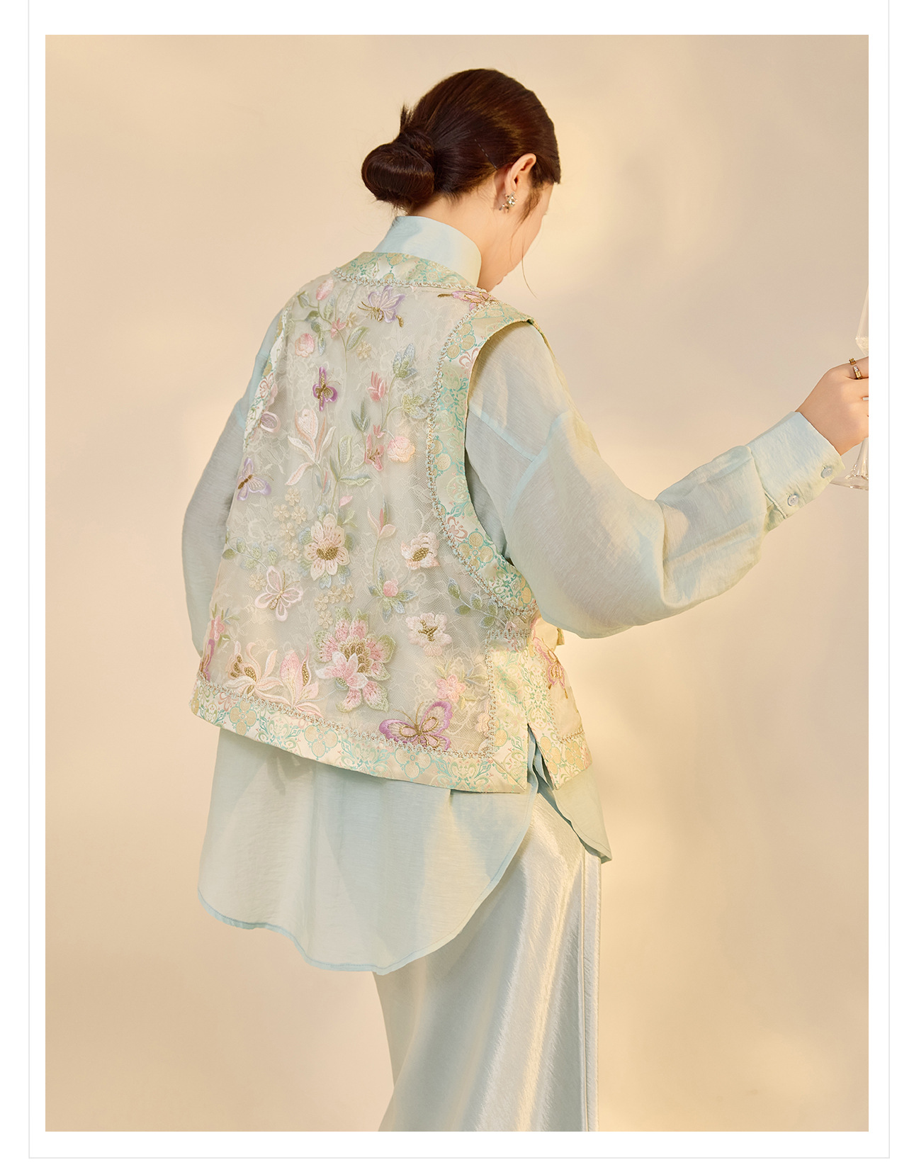 Áo vest gile nữ lụa tơ tằm thêu họa tiết cổ tròn không tay phong cách Trung Hoa mới ZX N6021 — màu xanh nhạt chi tiết 31