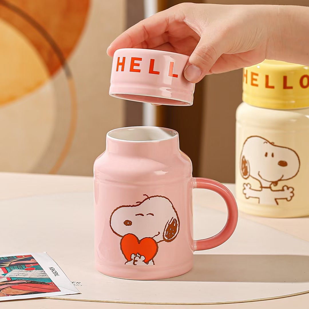 Auténtica licencia Snoopy cerámica taza pequeña fresca de dibujos animados con tapa de taza de hervidor de agua acompañante de regalo taza de alto valor de cara