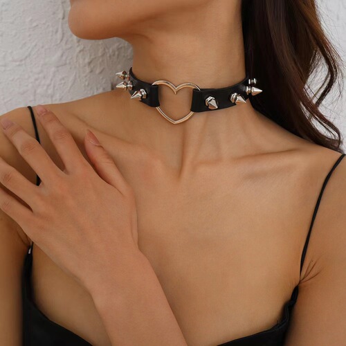 European and American cross-border punk style rivet leather collar, personalized sexy love women's necklace choker collar clavicle chain