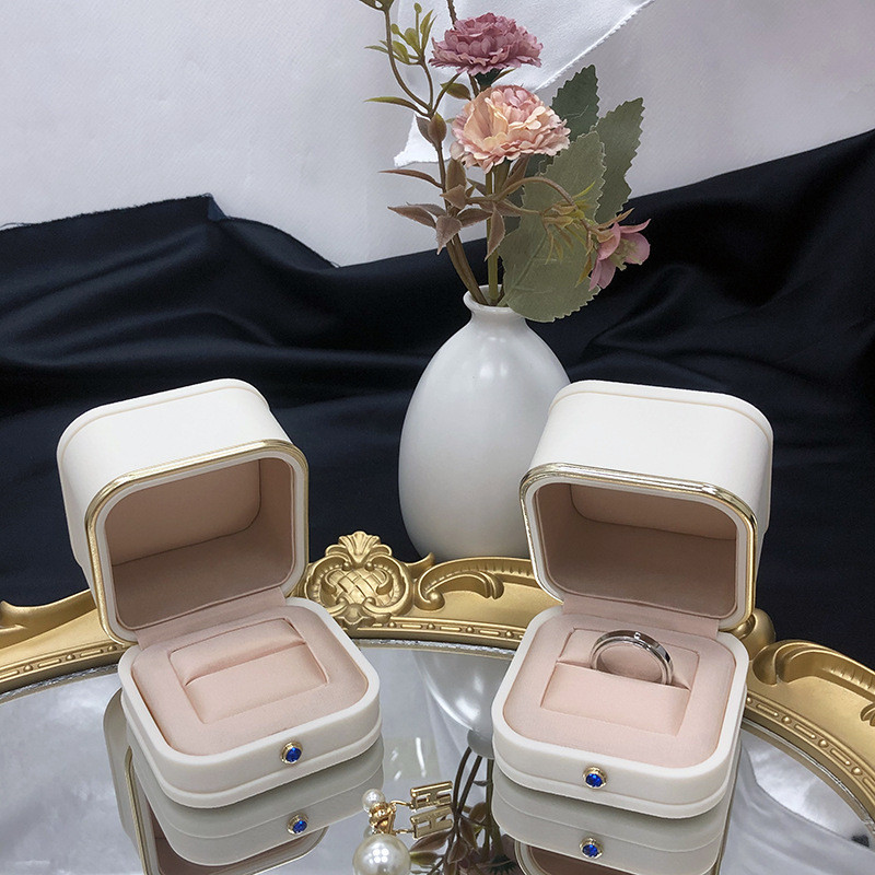 E6J白色圆角pu金扣金边首饰盒珠宝收纳盒时尚饰品戒指礼