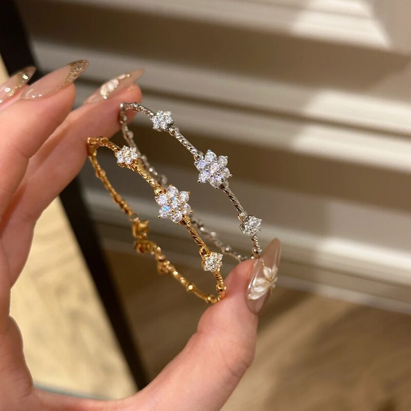Small Flower Diamond Stretch Four-leaf Clover Bracelet Entry Luxury Niche Women's Exquisite Flower Fairy Splash Very Fine All-match Bracelet