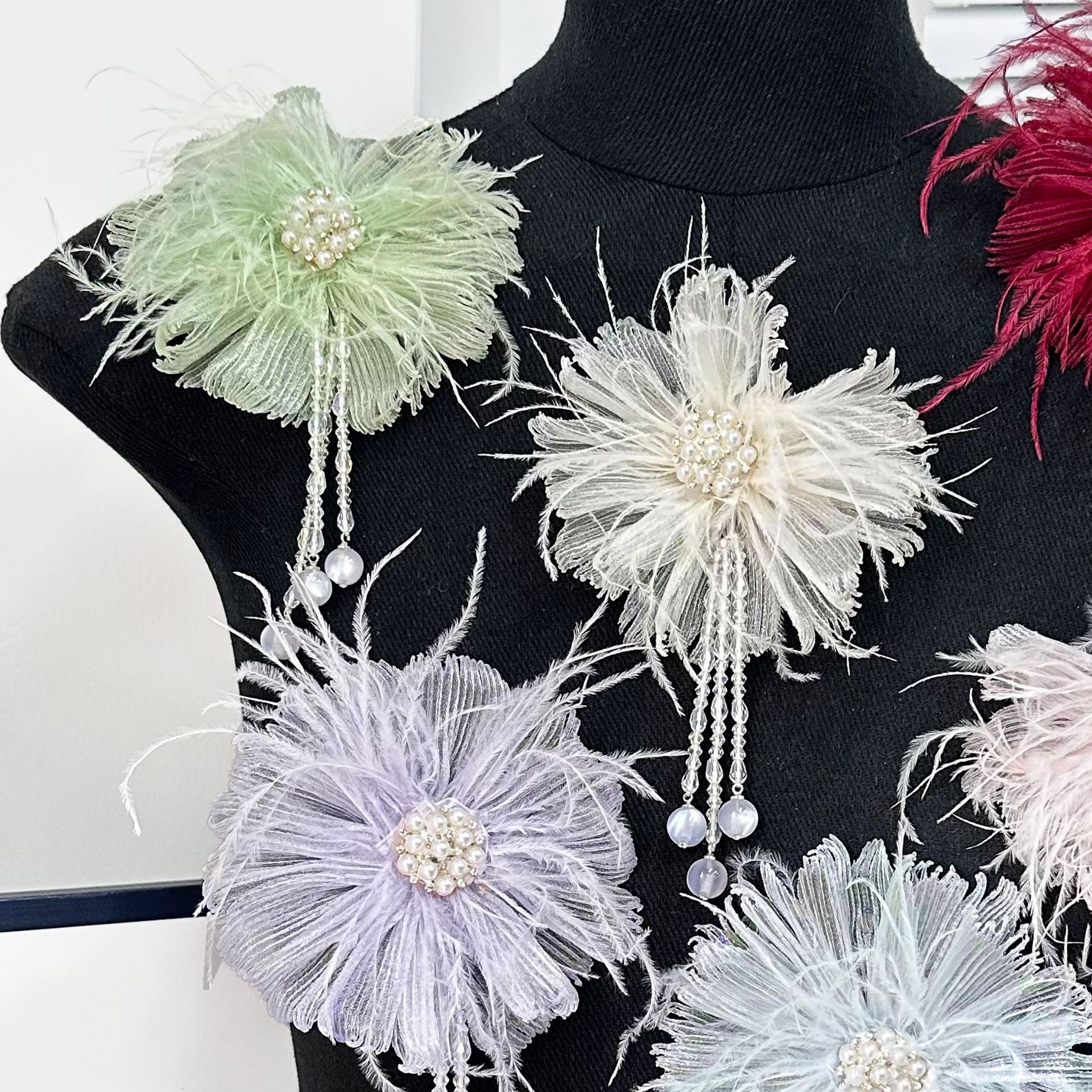 Plumas de perlas de Qixian accesorios de flores hechas a mano broches de cabello DIY temperamento pectoral ropa característica accesorios al por mayor