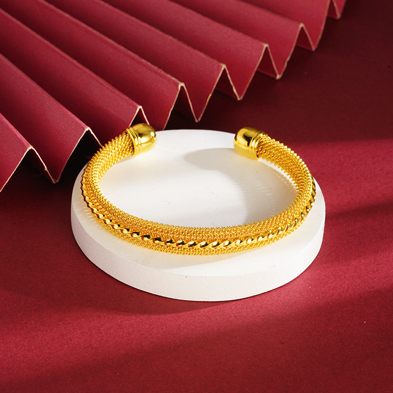 Pulsera de oro de arena hueca tallada Pulsera abierta en forma de C no se desvanece durante mucho tiempo Moda de imitación de oro boda al por mayor popular en línea