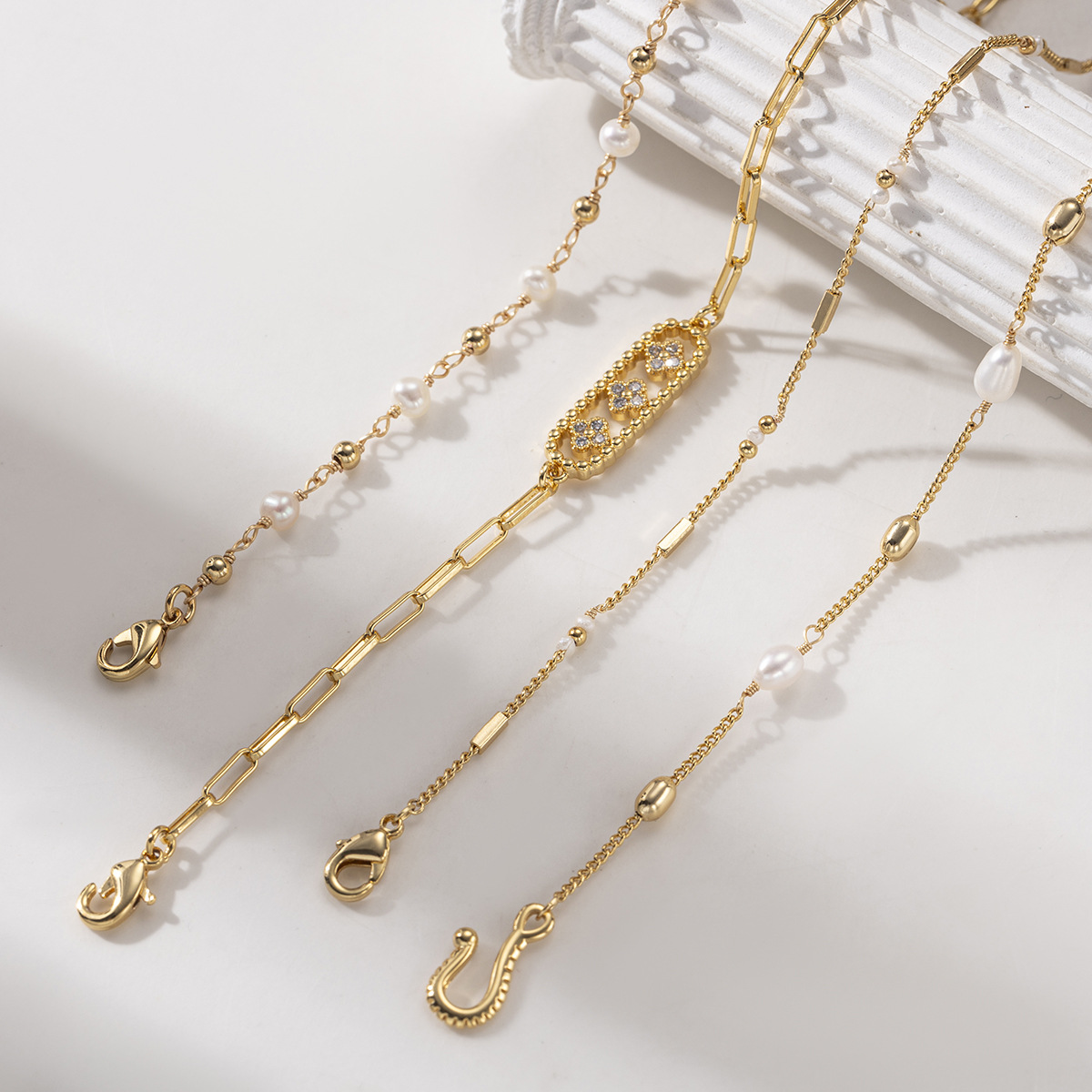 Bronce chapado en oro de 18 quilates lujoso pulsera de perlas de alta calidad joyería de perlas naturales de moda simple viento de verano nuevo