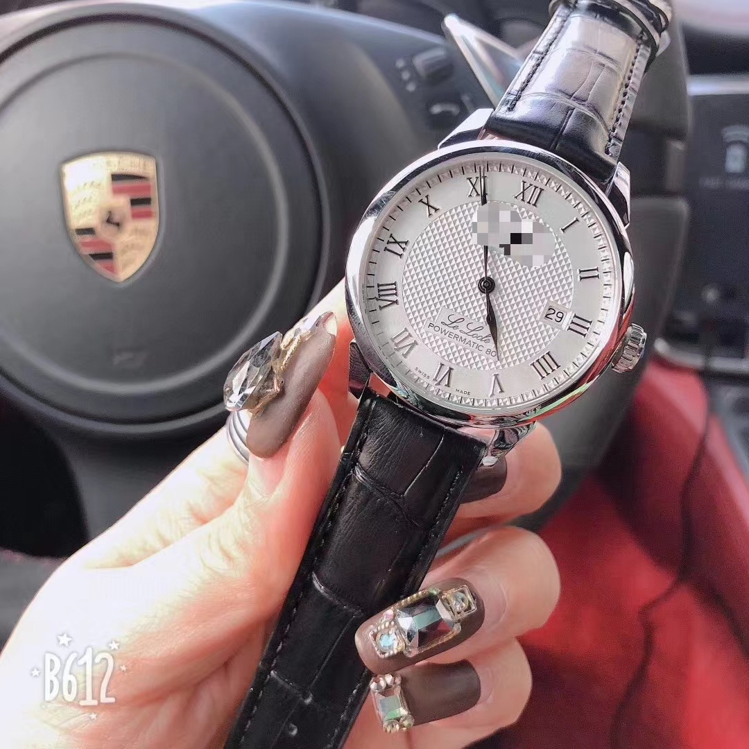 흰색 접시 검은 벨트