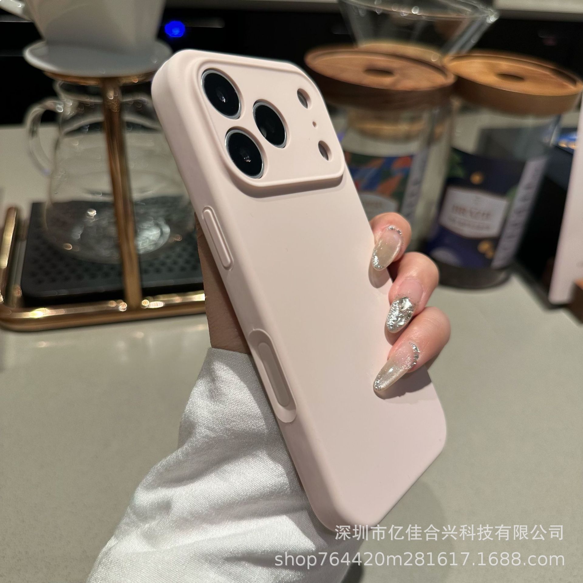 Aplicable a Apple 17PROMAX agujero de silicona líquida caso de teléfono móvil 15iPhone16 color sólido anti-caída botón integrado