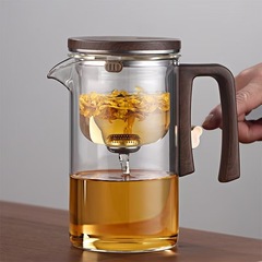 逸杯のティーポットのお茶を入れて分離します。家庭用のお茶を入れます。
