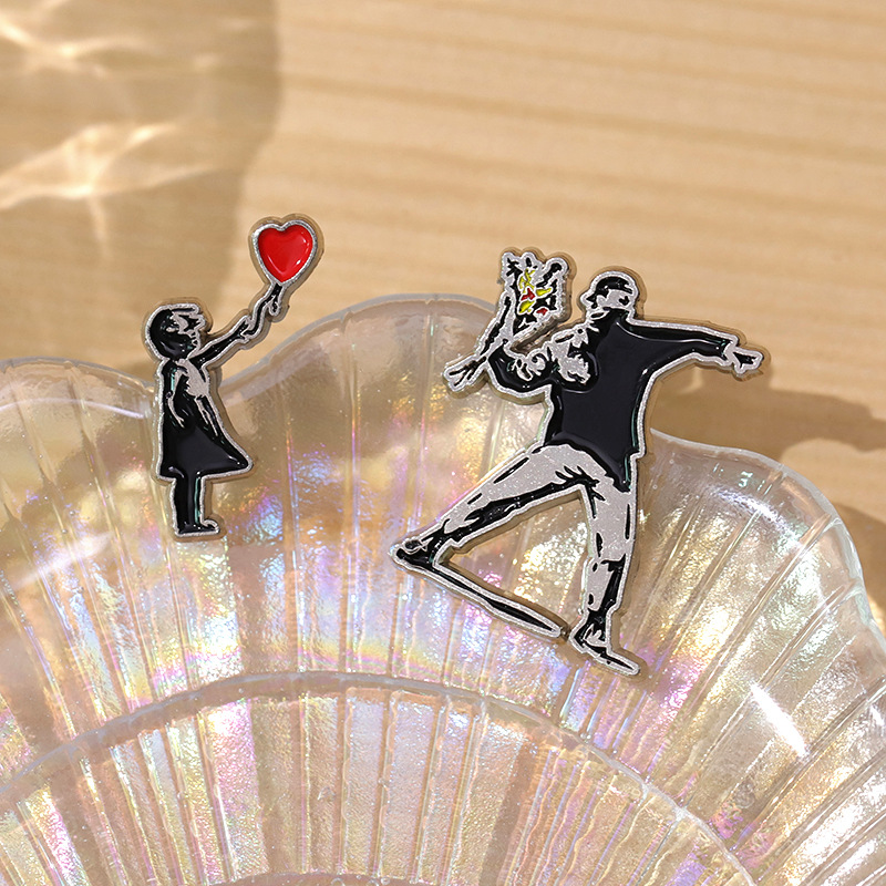 Stoving Varnish Design Retro Pin Human Heart Shape Alloy Stoving Varnish Unisex Brooches