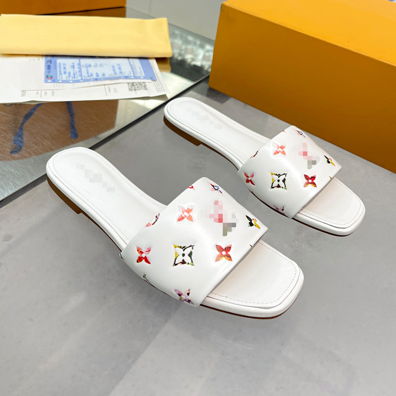 Europa y los Estados Unidos de moda sandalias casuales 2025 nuevo cuero de color sólido en relieve zapatillas de playa una zapatilla para mujeres comercio exterior