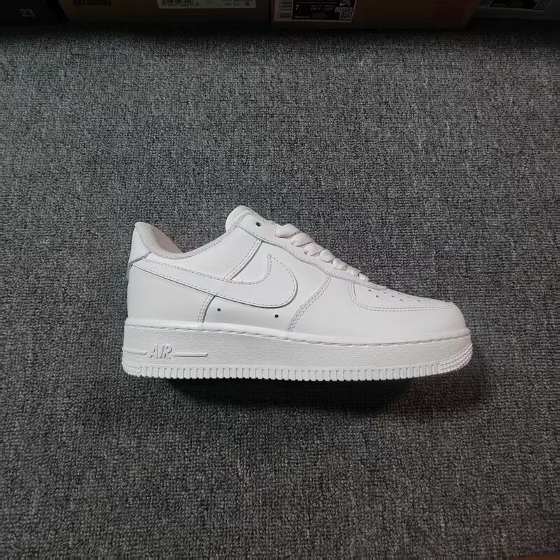 多用途 AF1 ピュアエアフォース 1 ロートップ紳士靴トレンディなカジュアルスニーカー男性と女性のカップル通気性のある耐摩耗性ラバーソール|undefined