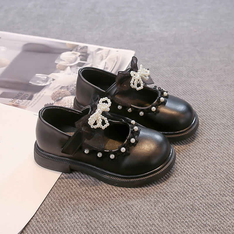 Zapatos de cuero de niñas arco de perla zapatos princesa 2025 primavera y otoño nuevos zapatos de un solo niño estudiantes zapatos de rendimiento negro