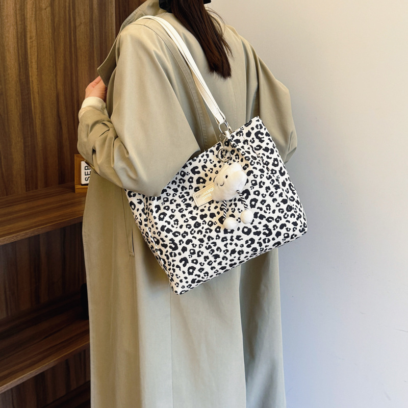 Retro leopardo bolso de gran capacidad para mujeres otoño / invierno 2024 nuevo tipo de bolso de hombro de moda universal bolso de viaje explosivo