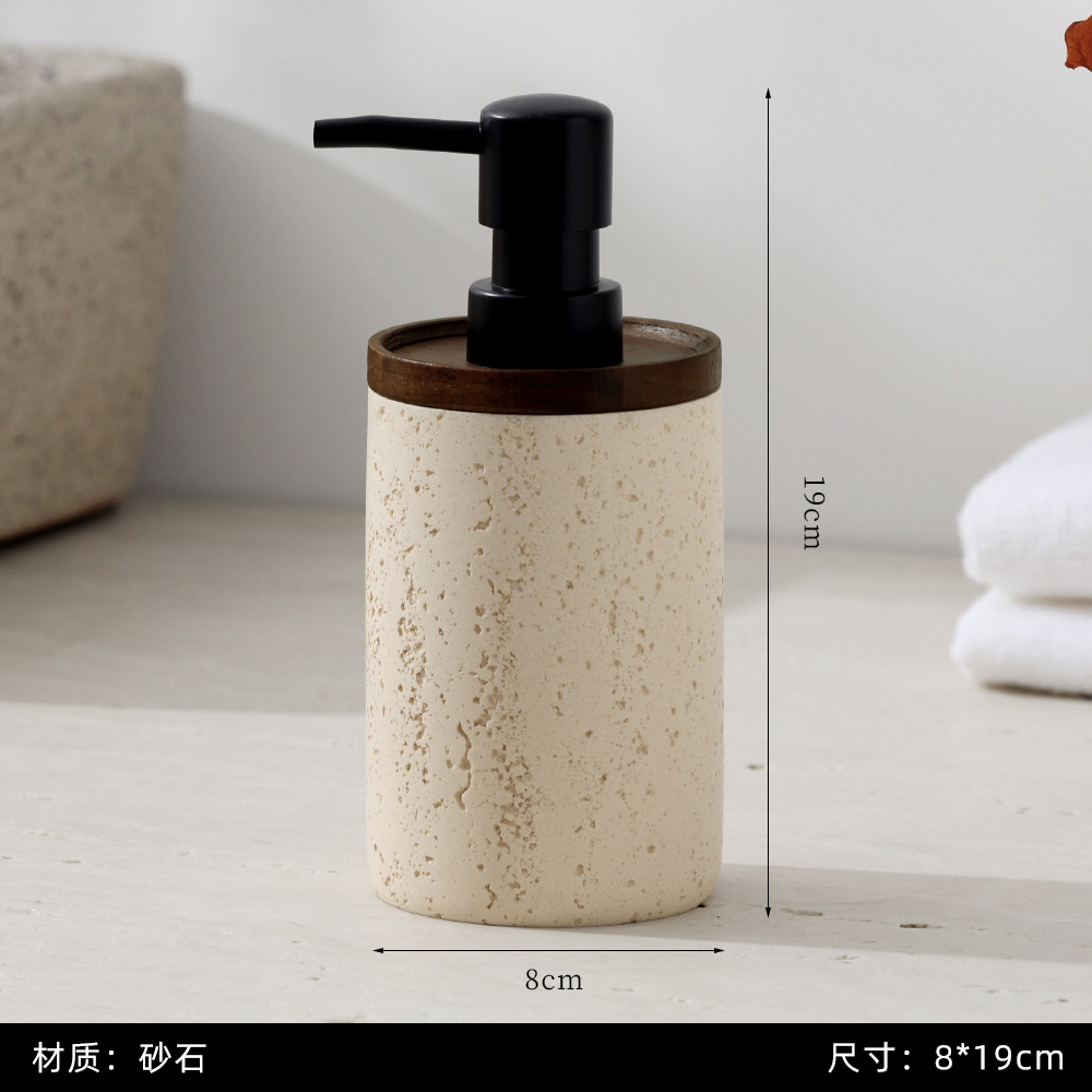 Frages de travertino, botellas de desinfectante de manos, tapas de nogal, botellas vacías de alto valor, detergente, champú, gel de ducha