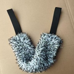 車を洗って車のタオルを拭いて洗車します。