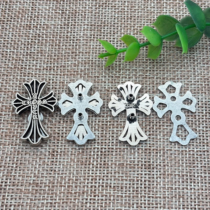 新しいファッションのデニムの服のズボンの靴の帽子は打って打ってレトロな革製品の包みの金属の部品の克心の十字のリベットを打ちます。|undefined