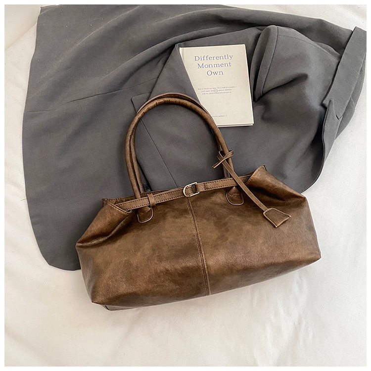 The laid-back style large-capacity underarm tote bag for women in 2025, with a lock, is fashionable and versatile. It's a trendy single-shoulder bag for commuting undefined