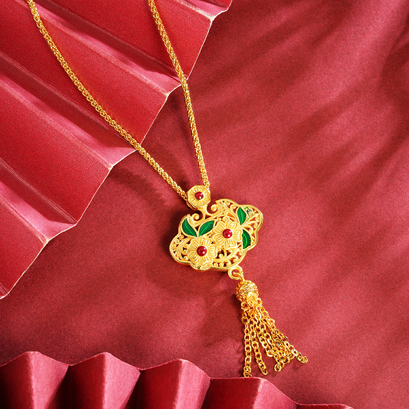 El nuevo colgante de borla de bloqueo de rama de flor hueca de marea nacional de arena y oro de Vietnam para mujer, lujo ligero durante mucho tiempo, joyería de todo fósforo al por mayor