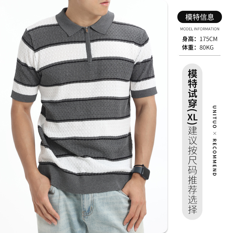 La vieja camiseta de polo de punto a rayas de color antiguo con cremallera con solapa de manga corta de negocios de polo casual de alto nivel