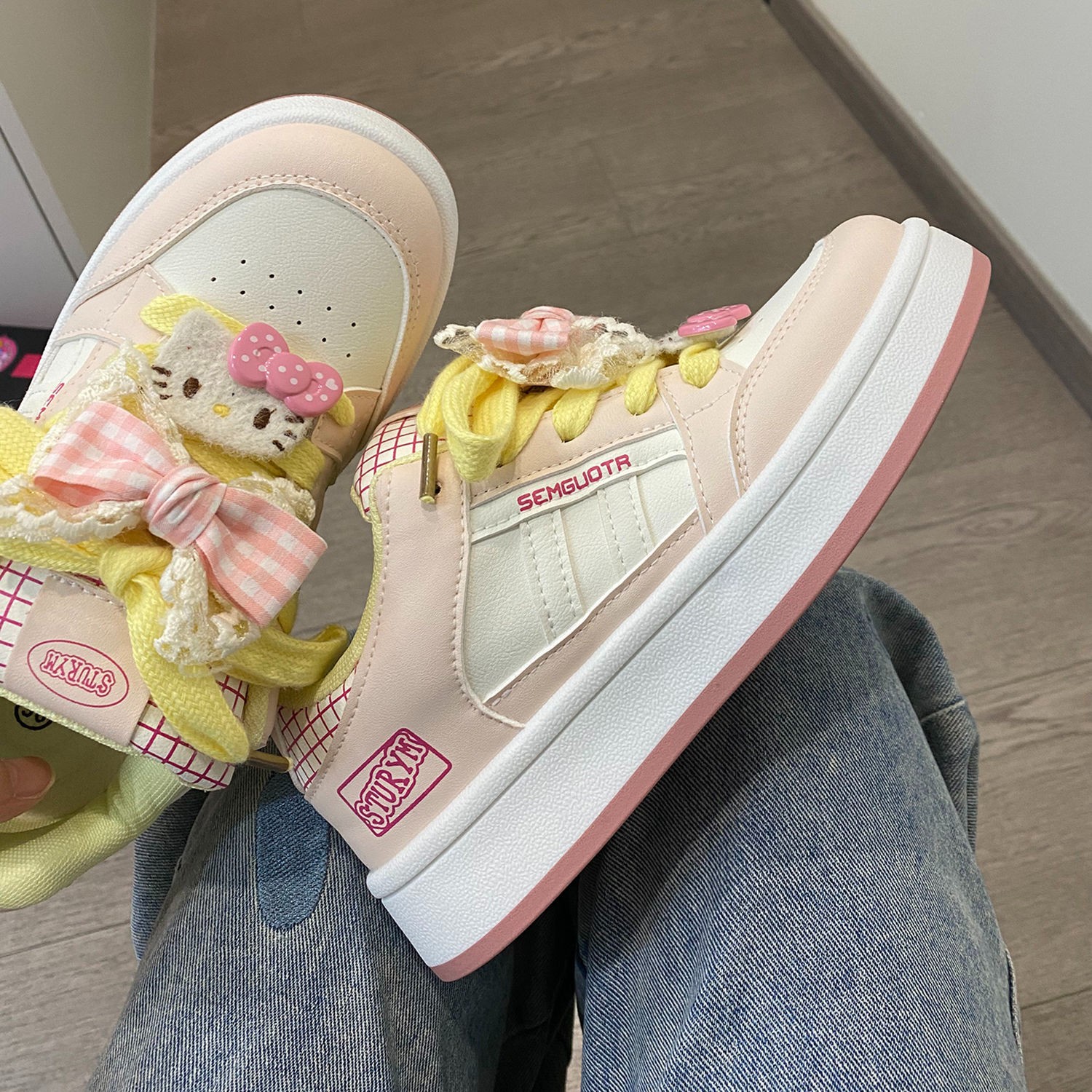 Zapatos deportivos de suela gruesa para mujeres 2025 verano y otoño nuevos zapatos de pan de diseño casual de nicho transpirables zapatos blancos pequeños