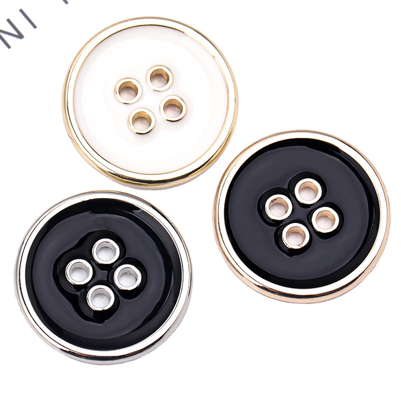 Cuatro ojos de borde fino punto aceite pequeño aleación metal hebilla camisa traje pantalones decorativos accesorios al por mayor
