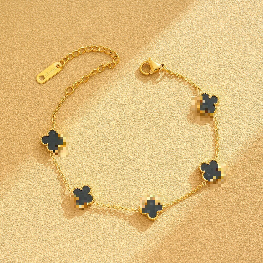Pulsera de trébol de acero titanium vendedora caliente transfronteriza europea y americana con incrustaciones de concha pulsera colgante pulsera de diseño avanzado sin desvanecimiento al por mayor