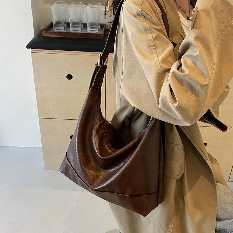 Capacious fashionable shoulder bag
